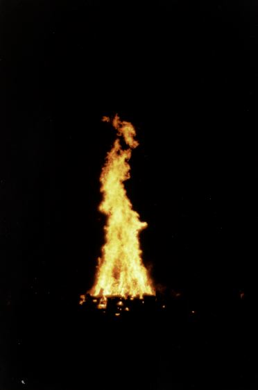 sw98bonflames1/bonfire10.jpg, 9.5K