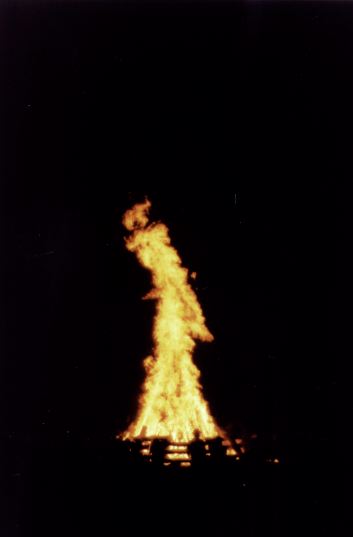 sw98bonflames1/bonfire9.jpg, 9.2K